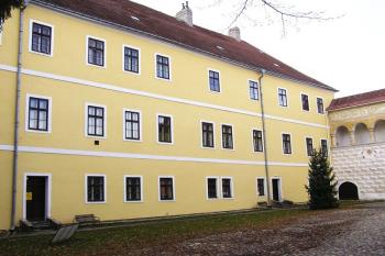 Hlavní dvoupatrová budova zámku (© Jan P. Štěpánek, 11/2006)