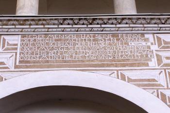Německy psaný nápis nad branou (© Jan P. Štěpánek, 11/2006)