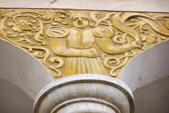 Detail figurální výzdoby arkádové chodby zámku (© Jan P. Štěpánek, 11/2006)