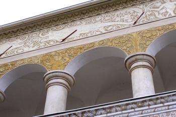 Detail arkádové chodby (© Jan P. Štěpánek, 11/2006)