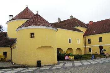 Vstupní část zámku (© Jan P. Štěpánek, 11/2006)