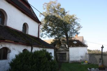 Severní průčelí kostela a márnice ( © Ivan Grisa 09/2009)
