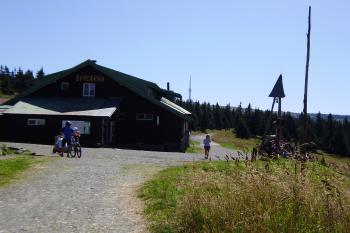 horská chata Švýcárna, v pozadí Praděd (© Zuzana Holasová, 08/2009)