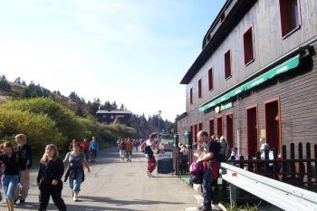 Ovčárna - vpravo voj.zotavovna s restaurací, v pozadí budova Horské služby (© Ivo Rozehnal, 9/2009)