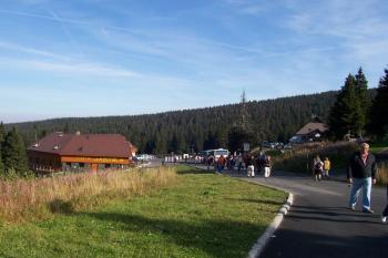 Ovčárna - vlevo chata Sabinka, centrální parkoviště, vpravo hotel Figura (© Ivo Rozehnal, 9/2009)