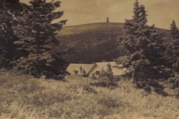 Ovčárna - Historická pohlednice z počátku 20. století - pohled na Praděd se starou rozhlednou (soukr.sbírka IvoR) (© anonym)