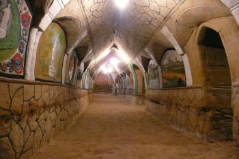 průhled hlavní chodbou ke schodišti ( © Jan P. Štěpánek 07/2009)