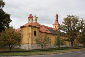 Ambity a kostel od severovýchodu ( © Ivan Grisa 10/2009)