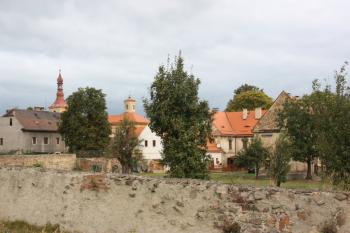 Areál od jihovýchodu: vlevo kostel s ambity, vpravo fara ( © Ivan Grisa 10/2009)