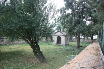 Bývalý hřbitov jižně od ambitu: pohled k jihu ( © Ivan Grisa 10/2009)