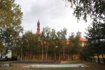 Kostel a ambity od jihu ( © Ivan Grisa 10/2009)