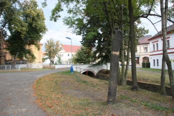 Přenesená gotická boží muka a barokní můstek přes potok ( © Ivan Grisa 10/2009)