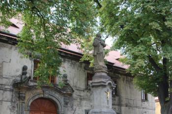 Přenesená statue sv. Vavřince před severním průčelím fary ( © Ivan Grisa 10/2009)