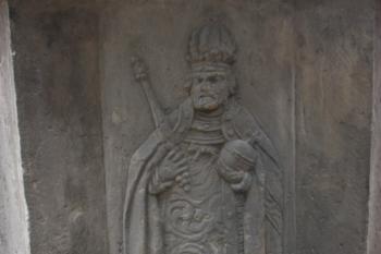 Reliéf na podstavci statue sv. Vavřince ( © Ivan Grisa 10/2009)