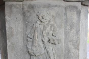 Reliéf na podstavci statue sv. Vavřince ( © Ivan Grisa 10/2009)