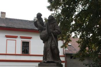 Socha na mostku přes potok ( © Ivan Grisa 10/2009)