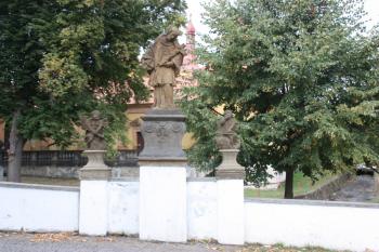 Skupina svatého Jana Nepomuckého na mostku přes potok ( © Ivan Grisa 10/2009)