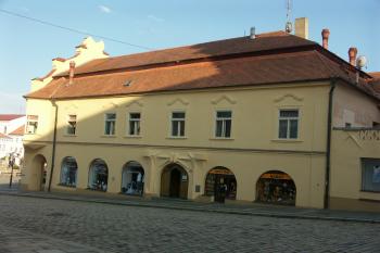 boční průčelí ( © Milan Caha 10/2009)