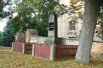 Průčelí s novým oknem (© Prudký Martin, 09/2012)
