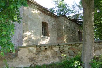Kostel před opravou střechy (© Prudký Martin, 08/2004)