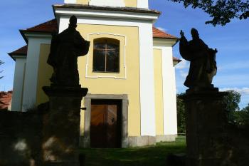 Západní průčelí se sochami sv. Vojtěcha a Prokopa (© Prudký Martin08/2009)