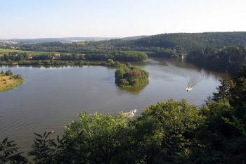 Soutok Vltavy (vpravo) a Lužnice z vyhlídky pod kaplí (© Jiří Cukr, 09/2005)
