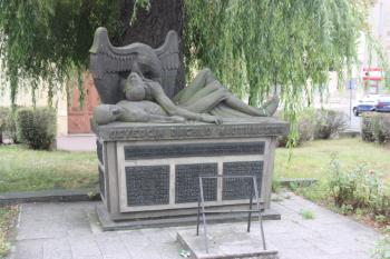 Pomník obětí II. světové války před kostelem: pohled od severu ( © Ivan Grisa 10/2009)