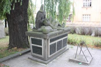 Pomník obětí II. světové války před kostelem: pohled od severovýchodu ( © Ivan Grisa 10/2009)