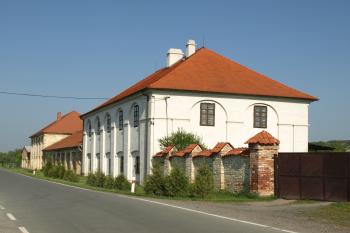 dvůr Korce od jihovýchodu ( © Milan Caha 10/2009)