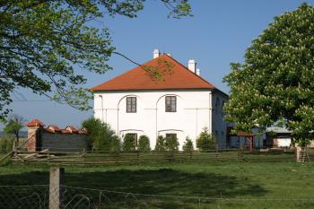 dvůr Korce od východu ( © Milan Caha 10/2009)