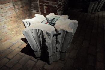 Fragment centrálního sloupu (© Ondřej Navrátil, 04/2011)