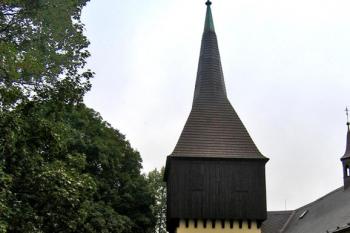 Kostelní věž a hřbitovní kostnice ( © Pavel Vítek 09/2009)