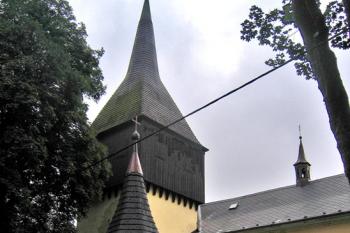 Kostelní věž a hřbitovní kostnice ( © Pavel Vítek 09/2009)