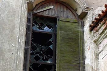 Kostel v posledních letech chátrá (© Jiří Cukr, 10/2009)