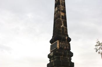 Obelisk k výročí 800 let vlády Wettinů v Sasku na středním vrcholu ( © Ivan Grisa 10/2009)