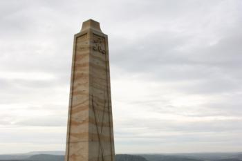 Replika obelisku, upomínajícího na návštěvu Augusta II. na východním skalisku ( © Ivan Grisa 10/2009)