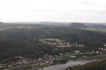 Východní část městečka Königstein, vpravo stolová hora Pfaffenstein, zcela v pozadí Děčínský Sněžník ( © Ivan Grisa 10/2009)