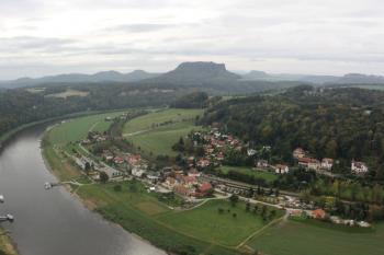 Pohled do údolí Labe, v pozadí Lilienstein a pevnost Königstein ( © Ivan Grisa 10/2009)