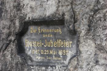 Pamětní deska k jubilejní oslavě na západním konci mostu  ( © Ivan Grisa 10/2009)