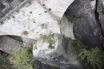 Pilíř střední části mostu založený nad skalní průrvou ( © Ivan Grisa 10/2009)