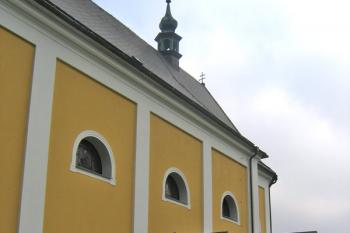 Jihovýchodní trakt kostela ( © Pavel Vítek 09/2009)