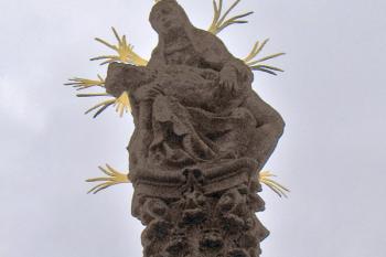 Pieta na vrcholu sloupu ( © Pavel Vítek 09/2009)