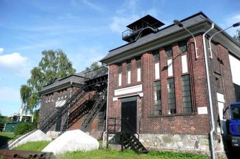 celkový pohled na těžní budovu s věží ( © Jan P. Štěpánek 06/2009)