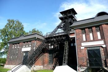 těžní budova s ocelovou věží nad 386 m hlubokou jámou ( © Jan P. Štěpánek 06/2009)