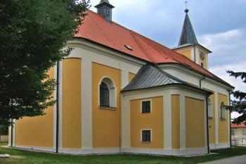 Pohled na kostel od severovýchodu ( © Pavel Vítek 09/2009)