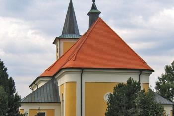 Pohled na kostel ze hřbitova ( © Pavel Vítek 09/2009)