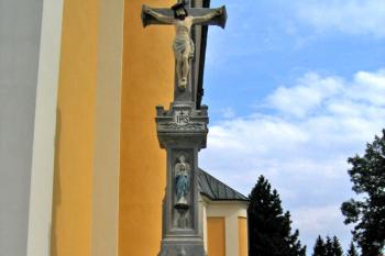 Kříž před kostelem ( © Pavel Vítek 09/2009)