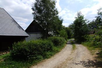 Jediná cesta procházející Radějovem (© Luděk Draštík, 8/2009)