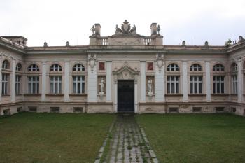 Nádvoří stáčírny ( © Ivan Grisa 10/2009)
