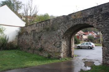 Druhotně proražená brána za děkanstvím: pohled od města ( © Ivan Grisa 10/2009)